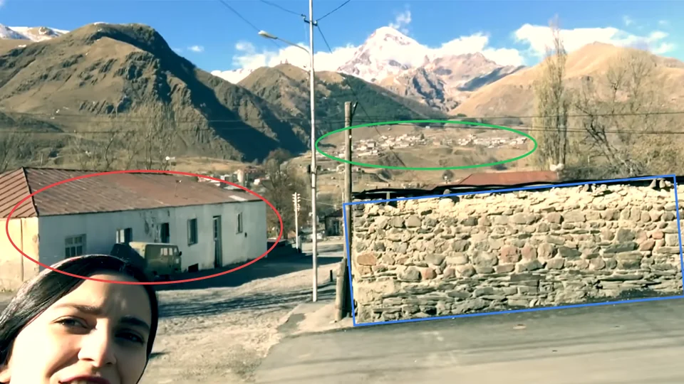 Trio Mandili performing on Rustaveli Street in Erti Nakhvit music video at 1:35